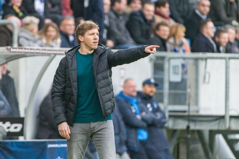 TSG-Coach Julian Nagelsmann gibt taktische Anweisungen an seine Spieler