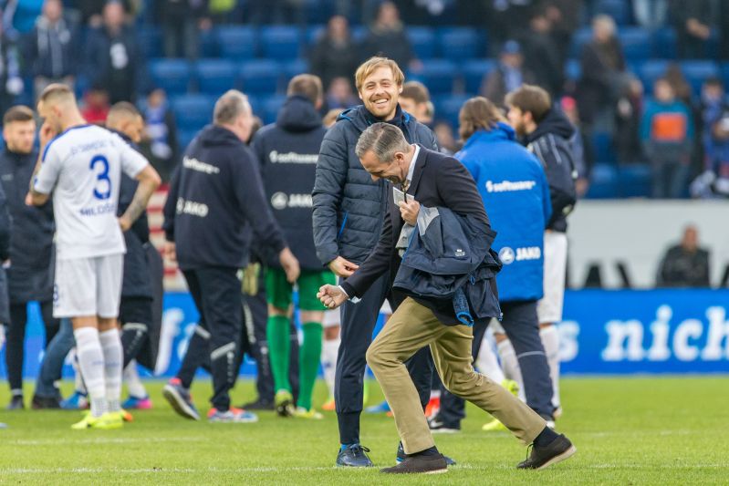 Pressesprecher Holger Kliem mit der "Becker-Faust" nach dem Abpfiff. Co-Trainer Matthias Kaltenbach kann sich ein Lachen nicht verkneifen.