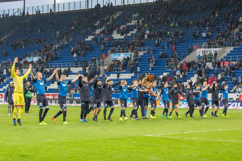 Die TSG-Profis feiern mit den Fans in der Südkurve
