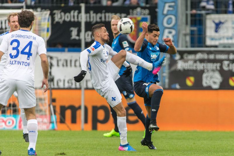 Nadiem Amiri (re.) im Zweikampf mit Sidney Sam