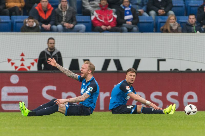 Die Abwehrrecken Kevin Vogt (li.) und Ermin Bicakcic in der Sitzhaltung