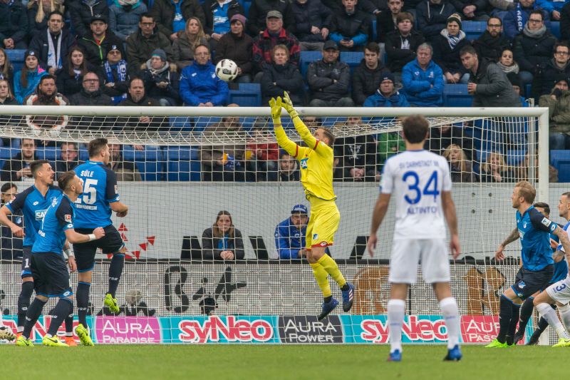 Baumann fischt sich eine Darmstädter Flanke