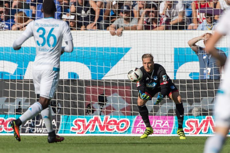 1899-Keeper Oliver Baumann pariert einen Schalker Distanzschuss