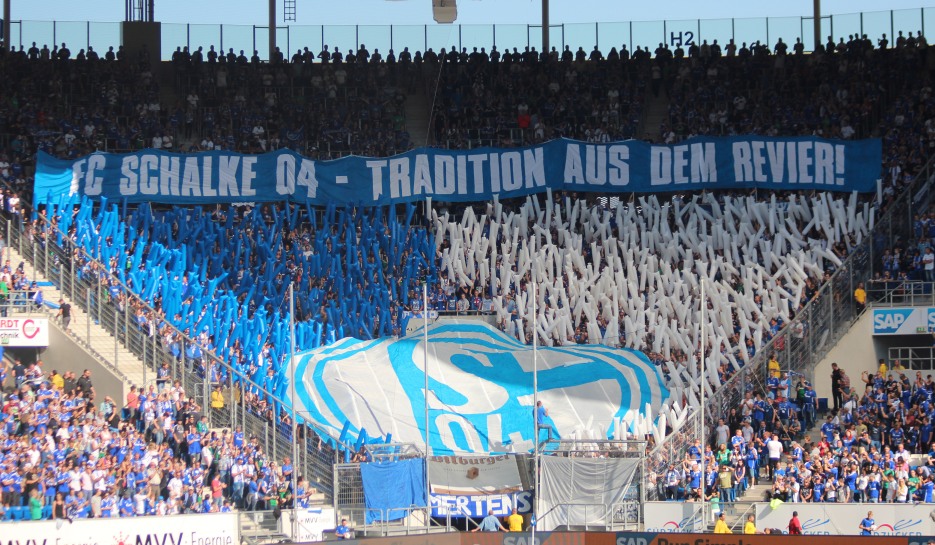 Farbenprächtiger Schalker Gästeblock im Hinspiel in Sinsheim