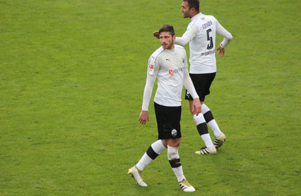 Tim Kister verfolgt das Spielgeschehen