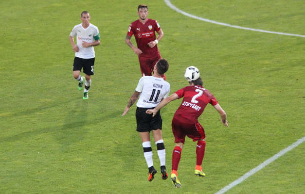 Moritz Kuhn beim Kopfballduell mit Stuttgarts Isua