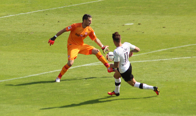 Kaiserslauters Keeper Weis klärt hier bei einem Schuss von Kuhn außerhalb des Strafraums und fliegt danach mit Rot vom Platz