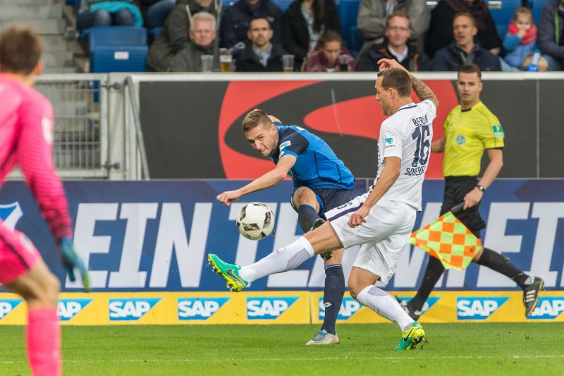 Kaderabek versucht es mit einem Distanzschuss