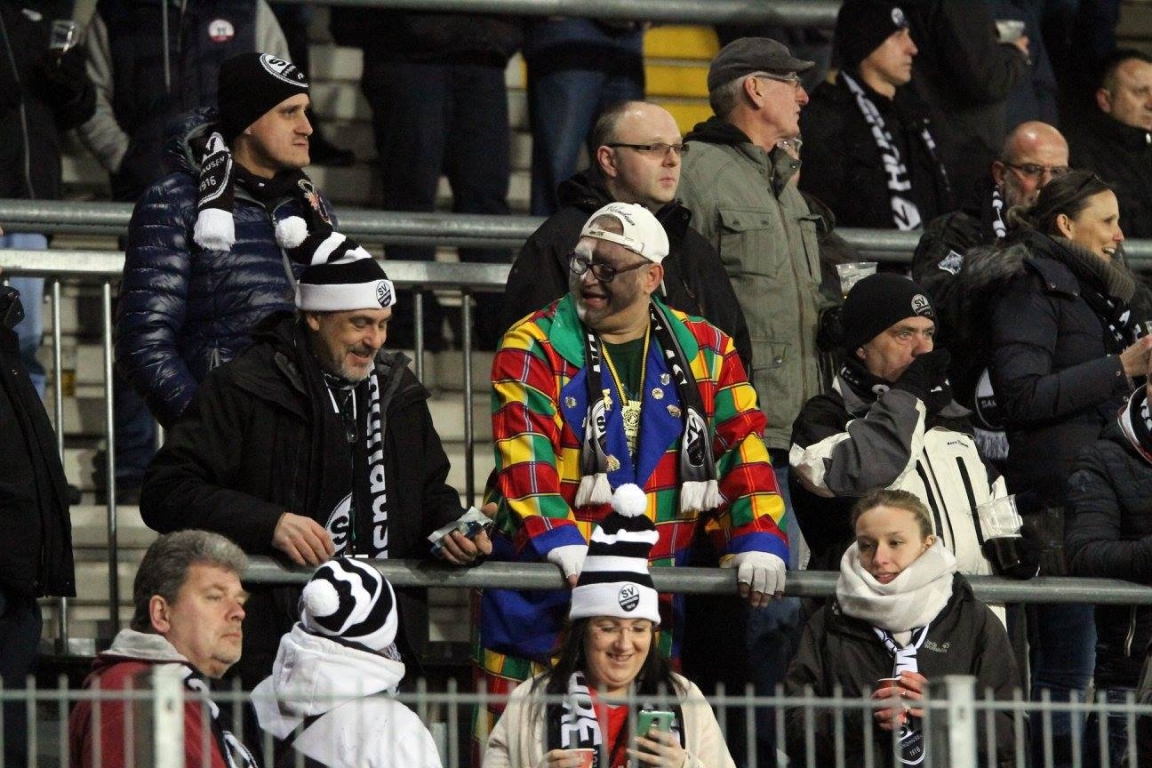 Die Karnevalsstimmung am Hardtwald könnte durchaus heiterer sein