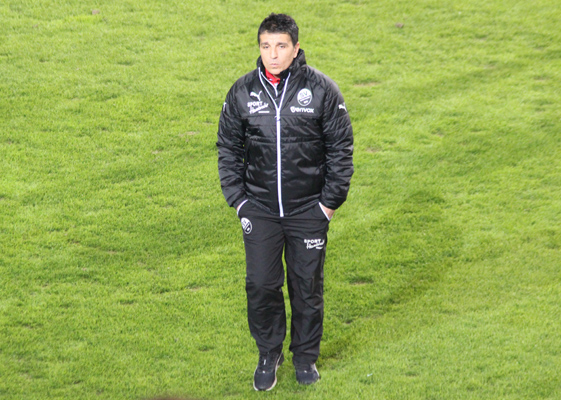 Sandhausens Trainer Kocak schreitet enttäuscht übers Spielfeld nach dem deutlichen 1:4 Pokal-Aus gegen Schalke 04