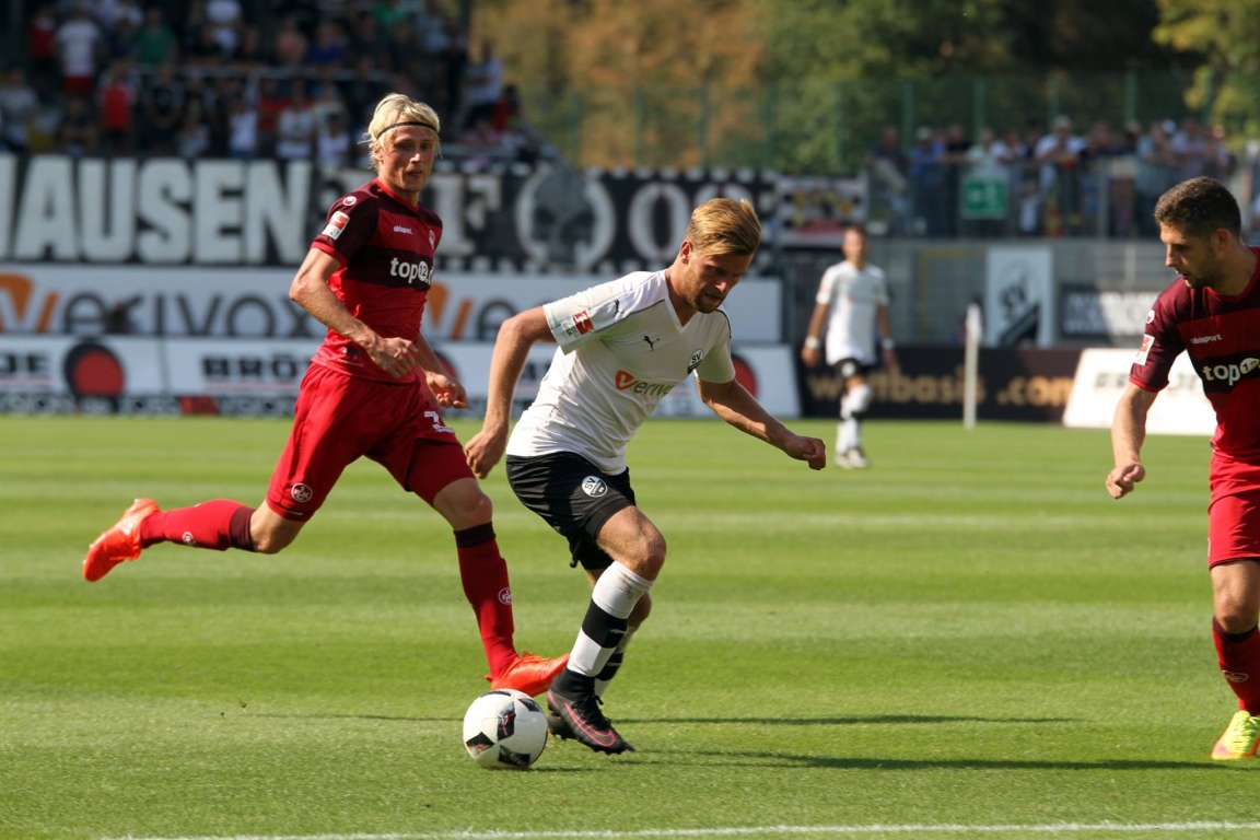 SVS-Stürmer Lucas Höler enteilt Gegenspieler Tim Heubach (li.)