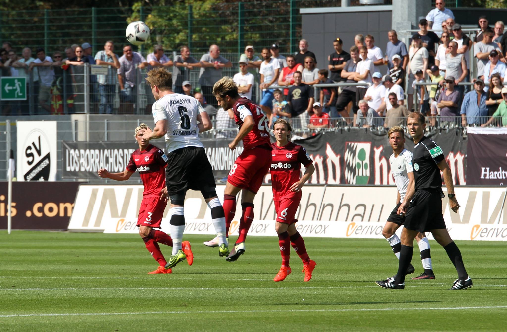 Denis Linsmayer steigt am höchsten und gewinnt das Kopfballduell