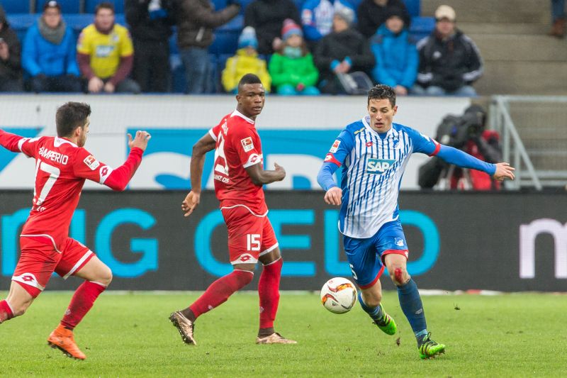 Fabian Schär (re.) kommt hier seinem Mainzer Gegenspieler einen Schritt zuvor