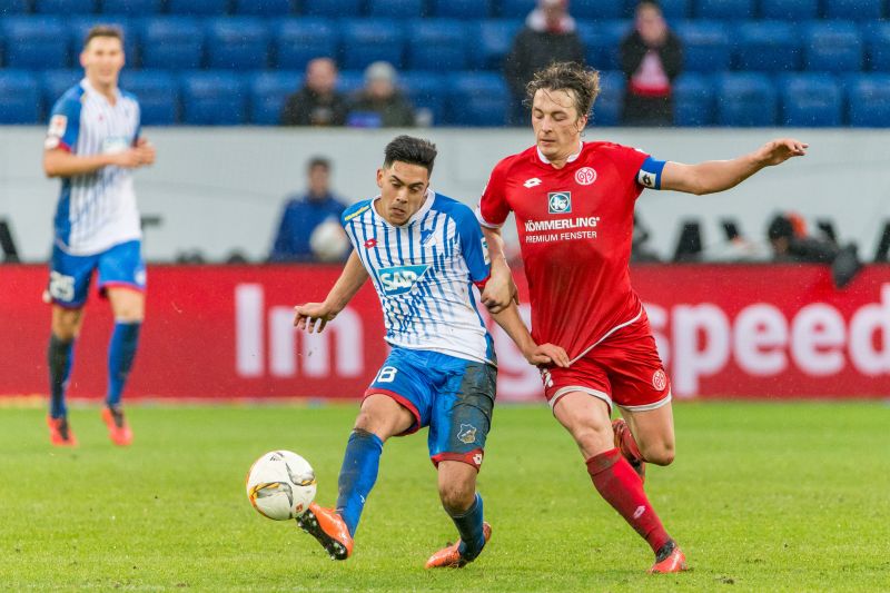 Amiri (li.) setzt sich energisch durch