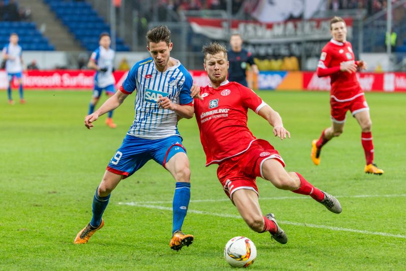 Mark Uth (li.) im Zweikampf um den Ball
