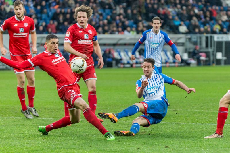 TSG-Stürmer Mark Uth beim Torschuss auf das Mainzer Tor
