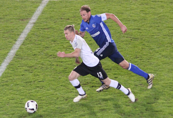 Sandhausens Kosecki enteilt Gegenspieler Höwedes