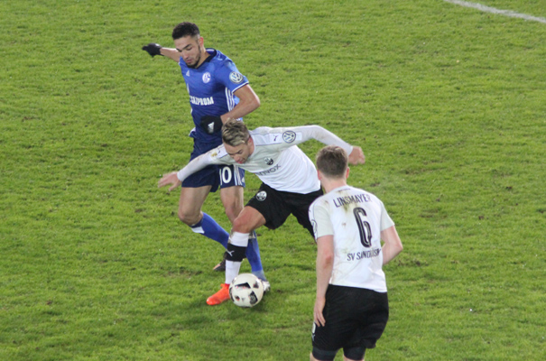 Pledl (Mitte) im Zweikampf mit Schalkes Bentaleb