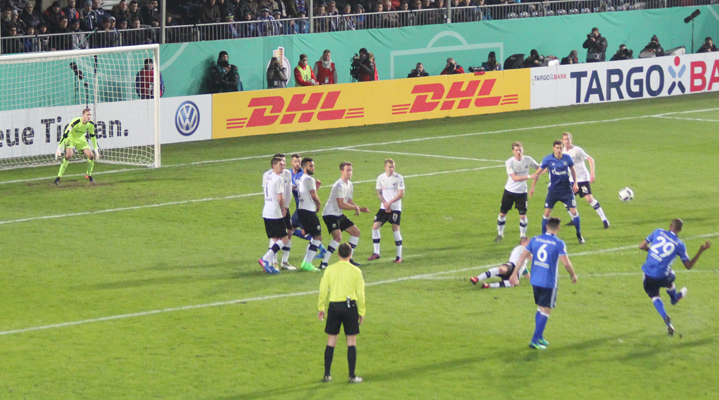 Naldo verzieht knapp einen Freistoss