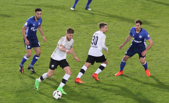 Sandhausens Höler dribbelt durchs Mittelfeld