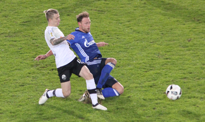 Schalkes Höwedes (re.) gewinnt hier den Zweikampf