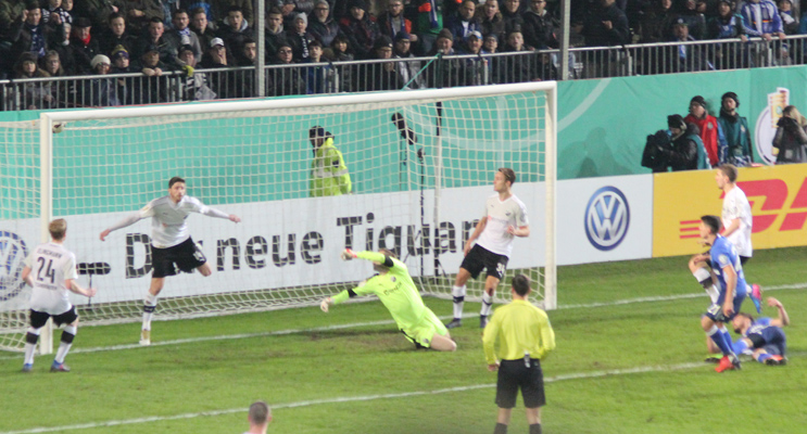 Schalke geht durch Schöpf 1:0 in Führung