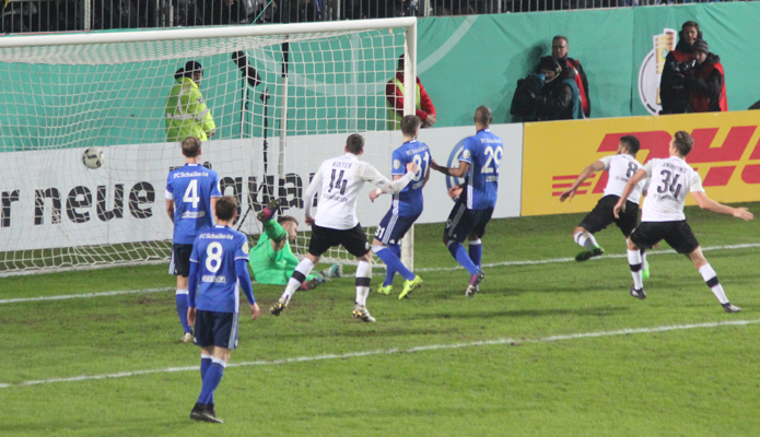 Kurzzeitige Hoffnung für den SVS: Wooten (re.) verkürzt auf 1:3