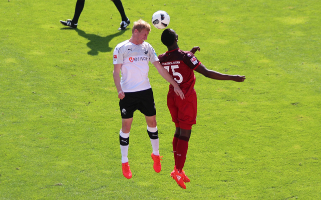 Philipp Klingmann beim Kopfballduell gegen einen Lauterer Gegenspieler