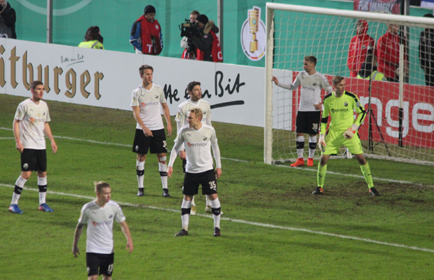 Die SVS-Hintermannschaft in Erwartung eines Eckballs