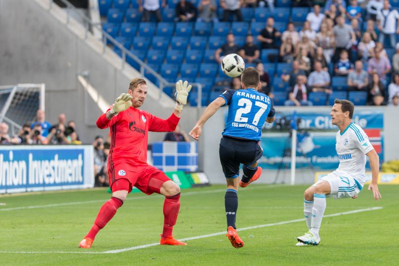 Andrej Kramaric lupft den Ball gefühlvoll über den Schalker Keeper