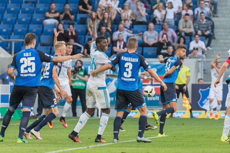 Dichtes Strafraumgedränge beim 2:1 Erfolg der TSG im Hinspiel