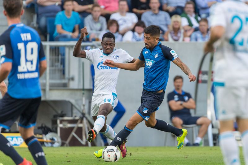 Kerem Demirbay (re.) mit Duell mit seinem Schalker Gegenspieler