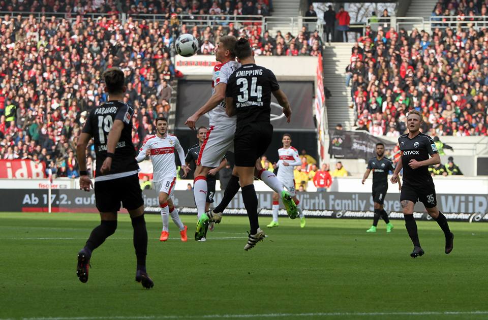 Eines von vielen packenden Zweikampfduellen im Baden-Württemberg Derby