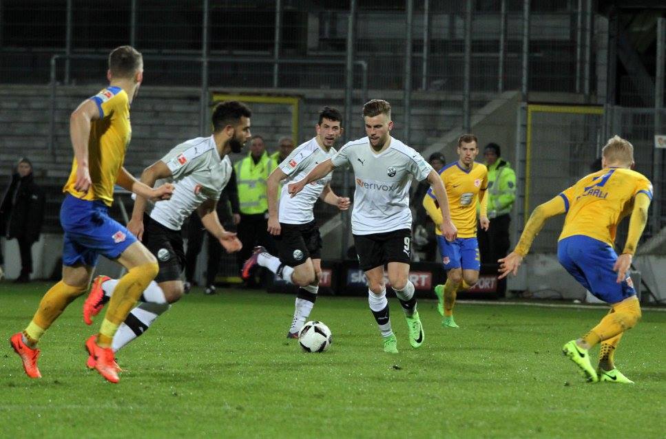 Die SVS-Stürmer Andrew Wooten (2. v.l.) und Lucas Höler (Bildmitte) auf der Suche nach einem Erfolgserlebnis