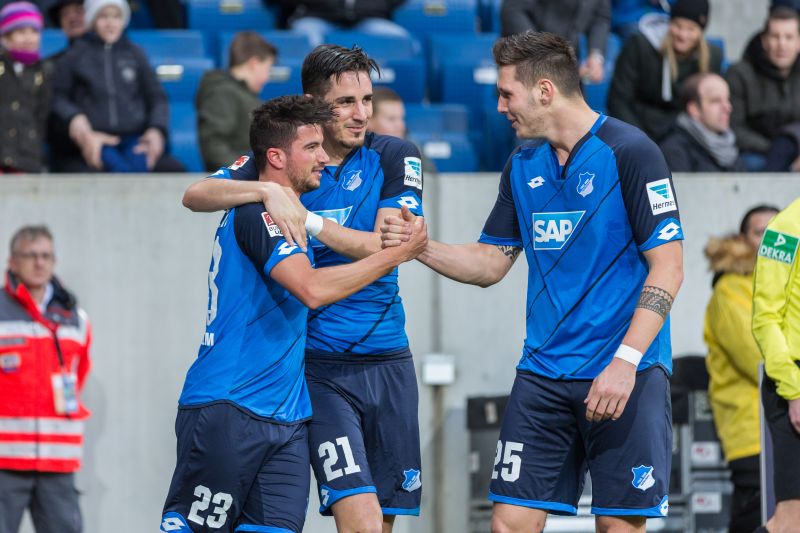 Süle (re.) und Hübner gratulieren dem Torschützen Terrazzino (li.) zum 2:0