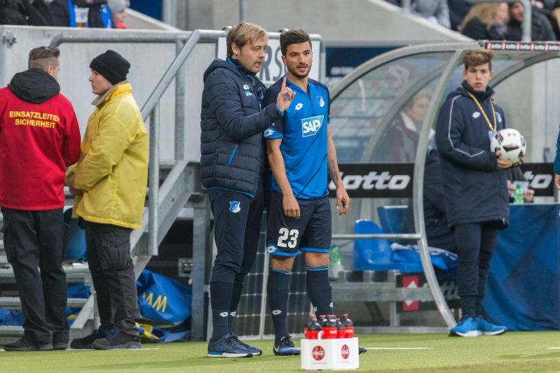 Co-Trainer Matthias Kaltenbach gibt letzte Anweisungen an Terrazzino vor dessen Einwechslung