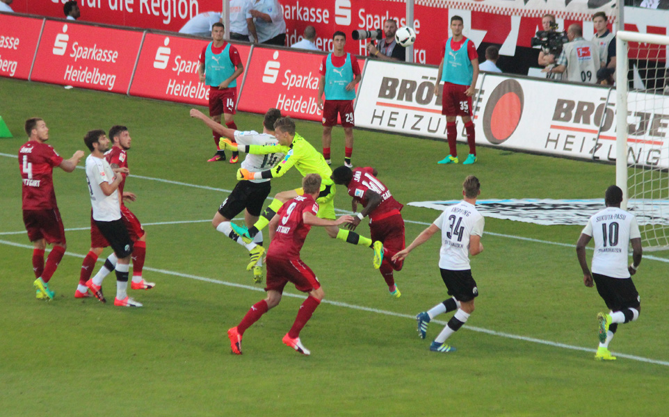 Tim Kister kommt vor Torhüter Mitchell Langerak an den Ball, trifft aber nur die Querlatte