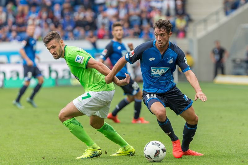 Mark Uth (re.) schirmt den Ball geschickt vor Gegenspieler Daniel Caligiuri ab
