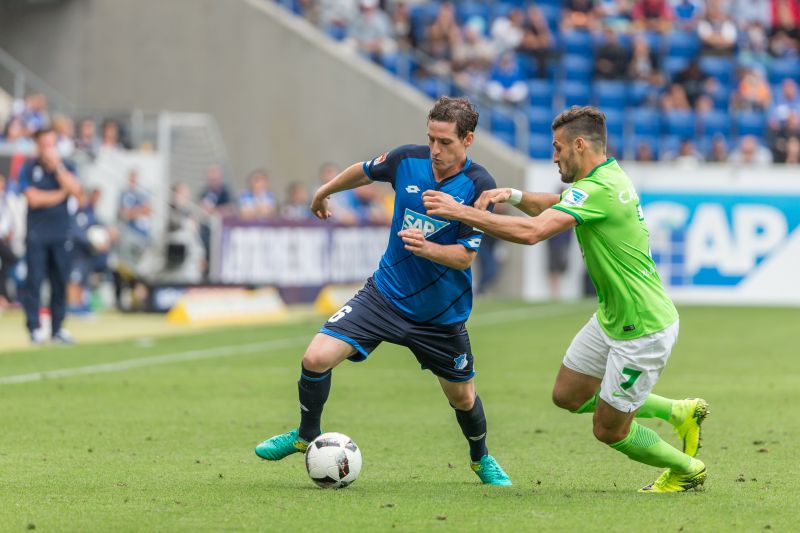 Sebastian Rudy (li.) setzt sich gegen Daniel Caligiuri durch