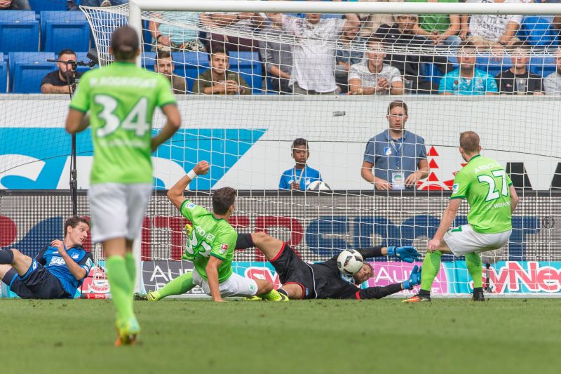 Oliver Baumann entschärft einen VfL-Angriff