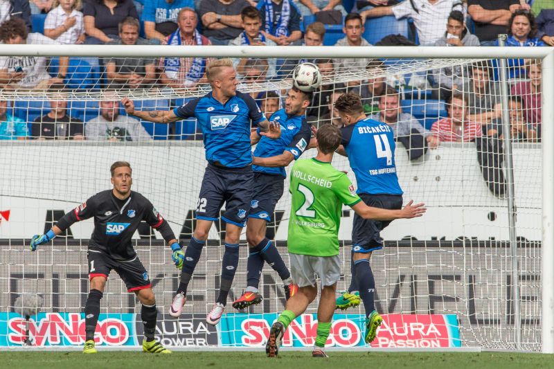 Hoffenheimer Abwehrbollwerk beim einem Wolfsburger Freistoss