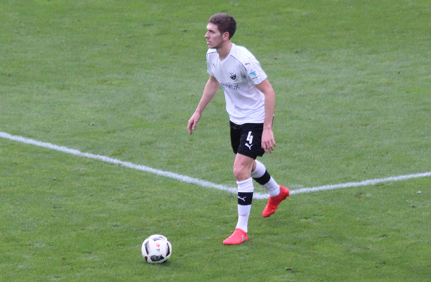 Damian Roßbach versucht beim Spielaufbau seine Mitspieler in Aktion zu bringen