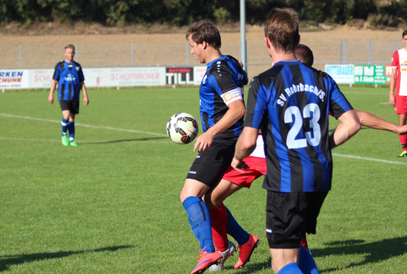 SVR-Kapitän Rico Unser behauptet hier den Ball vor einem Dührener Gegenspieler