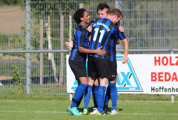 Rohrbachs Spieler feiern einen Torerfolg und den Sprung an die Tabellenspitze
