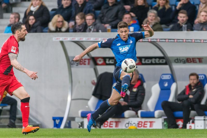 Andrej Kramaric enteilt seinem Gegenspieler