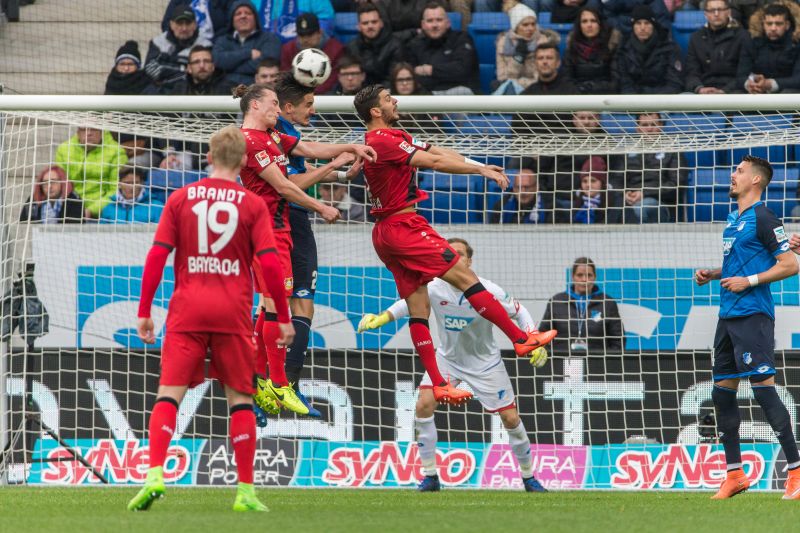 Benjamin Hübner klärt per Kopf gegen zwei Leverkusener