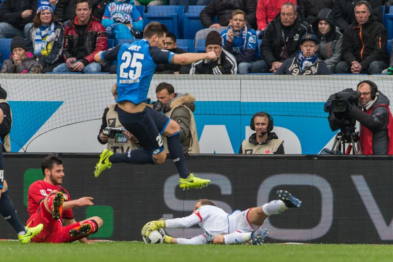 Baumann klärt vor Kevin Volland (li.). Niklas Süle braucht nicht eingreifen.