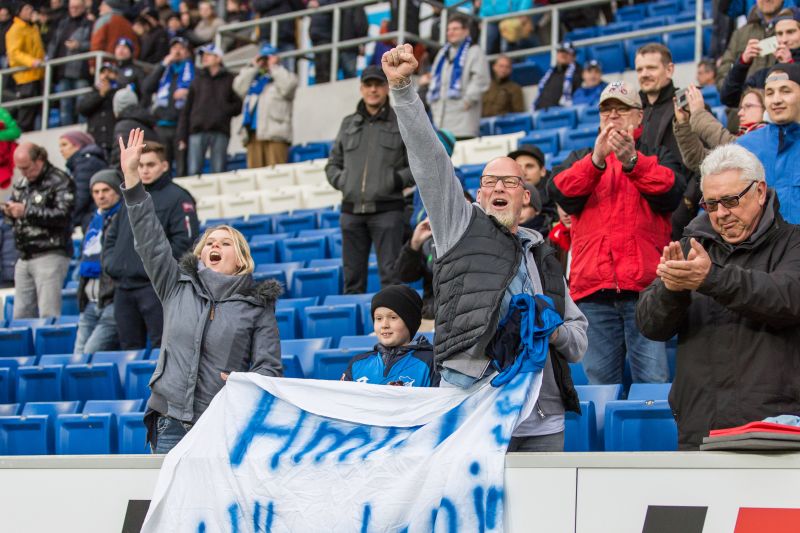 Familienfreude pur nach Erhalt eines Hoffenheimer Spielertrikots nach dem Abpfiff