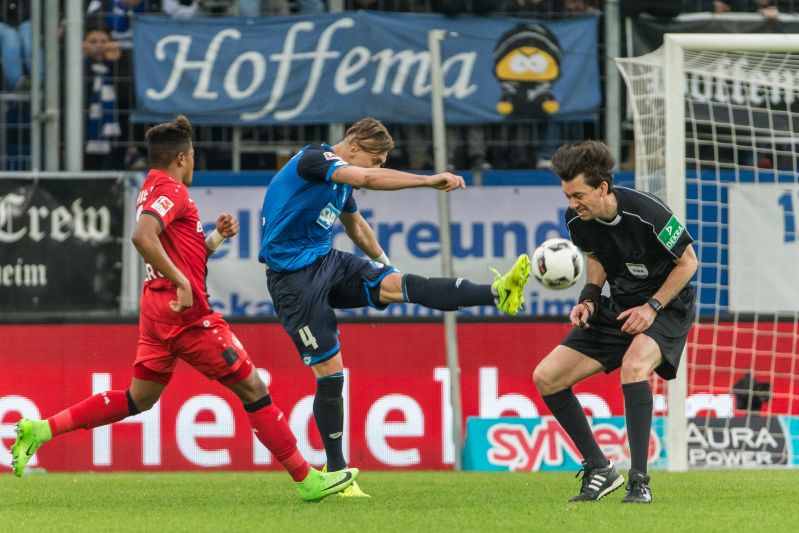 Für Ermin Bicakcic (Mitte) war es ein geiles Gefühl von Anfang an dabei zu sein. Da musste selbst Schiri Gräfe in Deckung gehen.