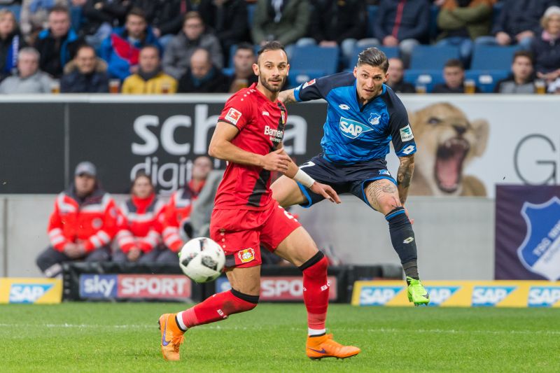 Steven Zuber (re.) bereitet den Siegtreffer in dieser Szene mustergültig vor